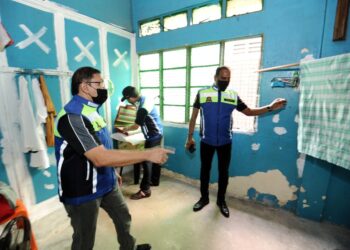 M. Saravanan ketika mengetuai Operasi Khas Bersepadu Kementerian Sumber Manusia di Seremban hari ini. -UTUSAN/MOHD. SHAHJEHAN MAAMIN