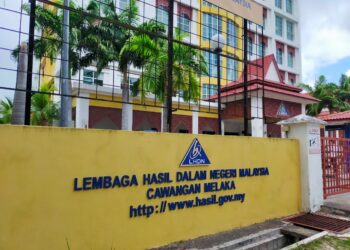BANGUNAN LHDN di Ayer Keroh, Melaka ditutup sementara selepas pasukan bomba menemukan kesan retakan di lapan tingkat premis itu. - UTUSAN/DIYANATUL ATIQAH ZAKARYA