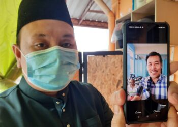 MOHD. Muaz Idris menunjukkan gambar bapa mentuanya, Abdullah Morad yang meninggal dunia di Taman Murni, Seberang Jalan Putra, Alor setar hari ini. - UTUSAN/MOHD. RIFAAT ABD. HAMID