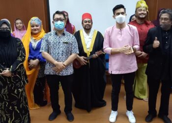 MUHAMMAD Jailani Khamis (tiga dari kiri) bersama pelakon Teater Muzikal Ali Baba 2022 di Mini Auditorium Tun Seri Lanang, JKKN, Melaka. - UTUSAN/AMRAN MULUP
