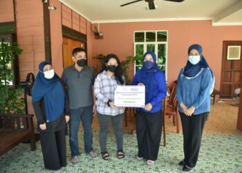 NORAINI Ahmad (dua kanan) menyampaikan Surat Kelulusan Pengecualian Bayaran Balik PTPTN kepada Sayyida Aisya Azira Hady Purnama di Batu Pahat, Johor.