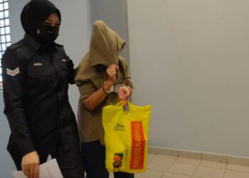 LAU Seck Yan, 55, yang dituduh membunuh suaminya pada 23 Januari lalu dibawa ke Mahkamah Majistret Seremban hari ini untuk sebutan semula kes.