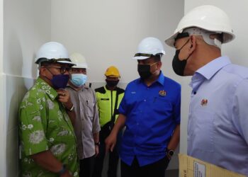 REEZAL Merican Naina Merican (dua kanan) bersama Mohamed Khaled Nordin ketika melawat PPR Masai yang terbengkalai di Pasir Gudang, Johor.