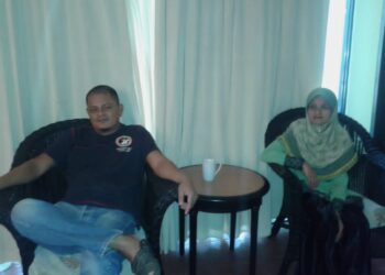 KAMARULZAMAN Mohd. Fauzi (kiri) dan Wan Hayati Wan Yaakub sebelum pergi bekerja di Korea Selatan di Kampung Batu Balai di Jerantut, Pahang. - FOTO/IHSAN AHLI KELUARGA