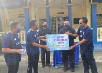 TUANKU SYED FAIZUDDIN PUTRA JAMALULLAIL (dua dari kanan) berkenan menyaksikan penyampaian sumbangan wakaf ilmu daripada Pertubuhan IKRAM Malaysia kepada KUIPs di Masjid Long Boh, Simpang Empat, Arau, Perlis hari ini.- UTUSAN