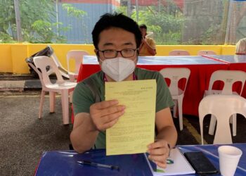 WAN Kian Yong menunjukkan kompaun yang diterimanya di PPC Dewan Serbaguna JKR, Larkin.