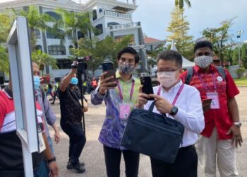 SYED Saddiq Syed Abdul Rahman bersama Liew Chin Tong mengimbas MySejahtera sebelum memasuki Pusat Penamaan Calon DUN Perling, Johor Bahru.