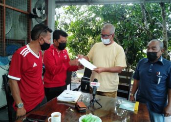 NAZRI Ngah (dua dari kanan) menyampaikan surat kelulusan sumbangan Kerajaan Pahang sebanyak RM30,000 kepada Noriza Yaakob (dua dari kiri) sambil disaksikan Yahya Hassan (kanan) di kediaman Nazri di Kampung Mat Kilau di Jerantut,  Pahang. - FOTO/HARIS FADILAH AHMAD