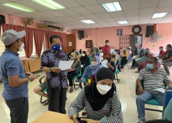 AHMAD Maslan (dua dari kiri) melawat Pusat Pemberian Vaksin bagi dos penggalak di pejabat PPK Benut di Pontian, Johor.