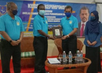 ADNAN Mat (dua dari kanan) menerima cendera mata daripada S. Vadivellu pada perasmian Kursus Kepimpinan Anulae Cawangan MPM di Teluk Batik di Lumut hari ini. - UTUSAN/SHAMSUL KAMAL AMARUDIN