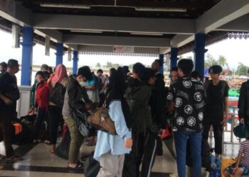 KUMPULAN pelancong yang terkandas di Pulau Perhentian ekoran cuaca buruk selamat tiba di Jeti Kuala Besut di Besut, pagi ini.