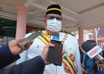 AB. RAUF Yusoh bercakap kepada pemberita selepas Persidangan DUN Melaka Ke-15 di Seri Negeri, Ayer Keroh, Melaka. - UTUSAN/MUHAMMAD SHAHIZAM TAZALI