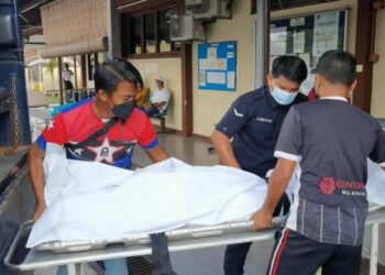 MAYAT Muhammad Alimi Hashim yang ditemukan mati lemas ketika bermain banjir dibawa ke Unit Forensik Hospital Kemaman di Kemaman, hari ini. - NIK NUR IZZATUL HAZWANI NIK ADNAN