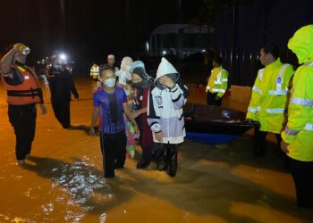PASUKAN penyelamat membantu memindahkan penduduk ke pusat pemindahan sementara (PPS) dalam tinjauan di Kampung Paya Besar, Hulu Terengganu, malam tadi - PUQTRA HAIRRY ROSLI