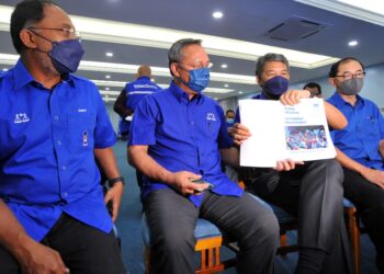 TIMBALAN Pengerusi BN, Datuk Seri Mohamad Hasan (dua kanan) menunjukkan Ikhtiar BN Johor yang dibentangkan Hasni Mohamad (dua kiri) sambil diperhatikan Setiausaha Agung BN, Datuk Seri Dr. Zambry Abdul Kadir dan Timbalan Presiden MCA, Datuk Dr. Mah Hang Soon sempena majlis pelancaran di Pejabat Badan Perhubungan UMNO Negeri Johor di sini. UTUSAN/RAJA JAAFAR ALI