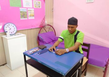 ZAHIRUDDIN Zulkarnain nekad menduduki kertas Bahasa Melayu dalam SPM terlebih dahulu sebelum mendapatkan rawatan di hospital akibat kemalangan ketika ditemui di SMK Taman Kota Masai 2, Pasir Gudang, Johor.