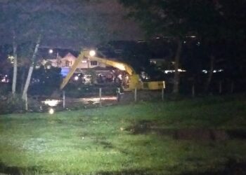 KEADAAN ban dilaporkan pecah di Kunci Air Taman Sri Muda yang sedang dibaiki oleh JPS di Seksyen 25, Shah Alam, Selangor semalam.