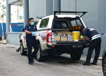ANGGOTA forensik polis melakukan pemeriksaan di lokasi pergaduhan melibatkan warga Nigeria di sebuah pangsapuri di Gajah Berang, Melaka. - UTUSAN/DIYANATUL ATIQAH ZAKARYA