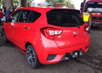 PERODUA Myvi dipandu Norena Jaafar terlibat dalam kemalangan di lampu isyarat persimpangan di Cheng, Melaka.