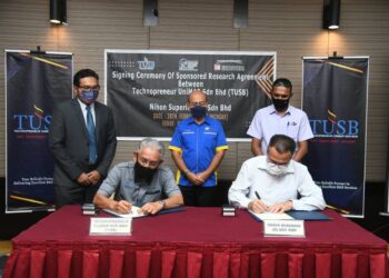 MEMORANDUM perjanjian yang ditandatangani antara TUSB yang diwakili Shahruddin Othman (kiri) dengan Nihon Superior Sdn. Bhd. yang diwakili Yuji Kozutsumi.