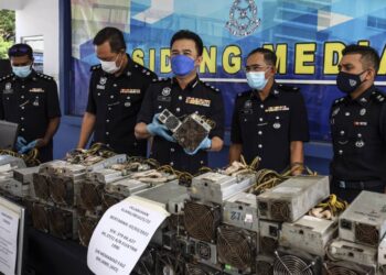 CHA Hoong Fong menunjukkan sebahagian mesin pelombong matawang kripto dirampas dalam tiga serbuan berasingan di Bandar Puteri dan Bayu Perdana di IPD Klang Selatan di Klang, Selangor. - UTUSAN/ZULFADHLI ZAKI