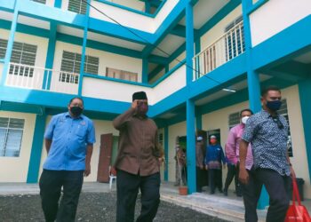 MUHAMMAD Sanusi Md. Nor (dua kiri) mengadakan lawatan selepas merasmikan Bangunan SRITI Nurul Hidaya, Pekan Naka, Padang Terap hari ini. - UTUSAN/MOHD. RAFIE AZIMI