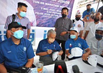 DR. Mahathir Mohamad menurunkan tandatangan pada sehelai baju penyokong Pejuang sempena Program Aspirasi Johor Bersama Tun Dr. Mahathir Mohamad di PDM Felda Ayer Hitam, Kluang. - UTUSAN/RAJA JAAFAR ALI