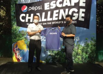 YEOH Soon Hin (kiri) ketika melancarkan Pepsi Escape Challenge di Escape Penang, Teluk Bahang, Pulau Pinang hari ini.