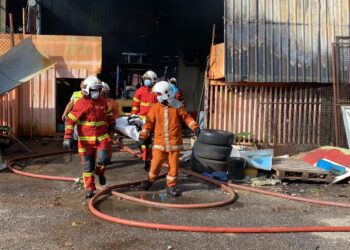 ANGGOTA bomba mengusung mayat seorang kanak-kanak perempuan ditemukan rentung dalam kebakaran di sebuah kilang di Kawasan Perindustrian Bakar Arang, Sungai Petani hari ini.