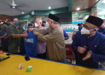 AHMAD Zahid Hamidi (dua kanan) menyerahkan baju BN kepada Laili Yusof sebagai simbolik penyertaan dalam UMNO sambil diperhatikan Najib Tun Razak di Endau, Mersing, Johor.