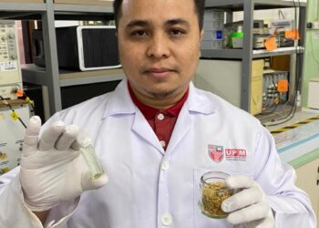 MOHD. Hafiz Mohd Zaid menunjukkan sampel sekam padi untuk dijadikan alternatif tambahan kepada industri pembuatan kaca tempatan.