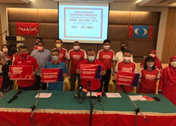 AMINOLHUDA Hassan (tengah) bersama barisan tertinggi PH dan PKR pada Majlis Pengumuman Tawaran Tindakan PH Johor di Hotel The Landmark, Batu Pahat, Johor. - UTUSAN/NUR ALINA HASSAN