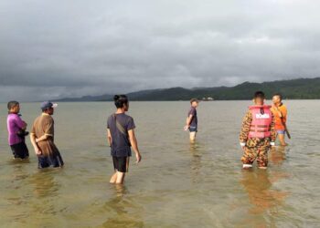 PASUKAN Bomba dengan bantuan orang kampung meneruskan operasi SAR nelayan hilang di perairan Perapat Tugu Mamal, Kudat hari ini.