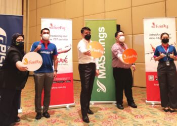 PHILIP See (tengah) bersama kakitangan Firefly dan MASWings semasa sesi ramah mesra bersama media di Kota Kinabalu semalam.