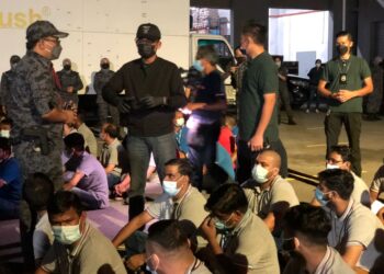 KHAIRUL Dzaimee Daud (tengah) ketika mengetuai serbuan ke atas warga asing yang ditahan dalam Op Mega JIM di sebuah kilang di Senai, Kulai di Johor.
