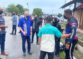 ISMAIL Sabri Yaakob bertanyakan keadaan seorang polis pengiring yang terlibat kemalangan di Benut, Pontian.