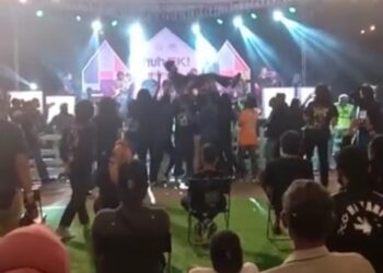 TANGKAP layar sebuah video yang memaparkan konsert dikunjungi sekumpulan individu tanpa pematuhan SOP di Ayer Hitam, Batu Pahat, Johor.