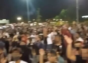 TANGKAP layar aksi sekumpulan individu yang menari dalam sebuah konsert yang diadakan di Bulatan Sultan Azlan Shah di Bandar Meru Raya, Ipoh semalam. - UTUSAN/MEDIA SOSIAL