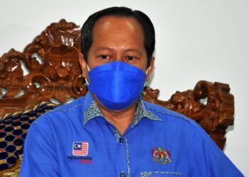 AHMAD Maslan ketika ditemui pada Karnival Kerjaya Jamin Kerja di Pontian. - UTUSAN/RAJA JAAFAR ALI