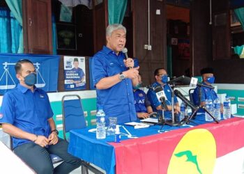 AHMAD Zahid Hamidi ketika berucap di hadapan penduduk sempena majlis ceramah pilihan raya di PDM Kampung Sarang Buaya, Muar, hari ini. - UTUSAN/NUR ALINA HASSAN