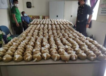 BUNGKUSAN air ketum yang dirampas sepasukan polis semasa tangkapan  seorang penganggur  lelaki di tepi Jalan Sungai Burung, Balik Pulau, Pulau Pinang semalam. - GAMBAR FB PDRM