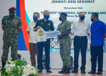 ISMAIL Sabri Yaakob (tiga kiri) menyerahkan replika kunci Rumah Keluarga Malaysia Angkatan Tentera (RKMAT) Kem Segamat kepada penerima, Sarjan Narendran Balakrishnan (tiga, kanan) pada majlis pelancaran di Kem Segamat. Turut sama, Menteri Kanan Pertahanan, Datuk Seri Hishammuddin Tun Hussein (dua, kanan) dan Menteri Besar Johor, Datuk Seri Ir. Hasni Mohammad. - UTUSAN/FARIZ RUSADIO