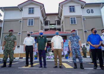 ISMAIL Sabri Yaakob (tiga, kiri) diiringi Menteri Kanan Pertahanan, Datuk Seri Hishammuddin Tun Hussein (dua, kiri) bergambar di hadapan Rumah Keluarga Malaysia Angkatan Tentera (RKMAT) Kem Segamat selepas majlis pelancaran di Kem Segamat. 
Turut sama, Menteri Besar Johor, Datuk Seri Ir. Hasni Mohammad (tengah) dan Panglima Angkatan Tentera (PAT), Jeneral Tan Sri Affendi Buang (tiga, kanan). - UTUSAN/FARIZ RUSADIO