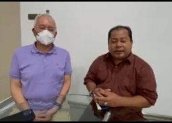 NAJIB Razak bersama Rosleli Jahari ketika mengumumkan penyertaan semula ke dalam UMNO di Kota Tinggi, Johor.
