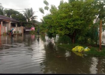 KEADAAN banjir kilat di sekitar Meru, Klang, petang tadi.
