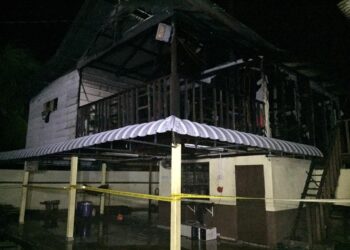 BANGUNAN asrama Madrasah Darul Ulum Al-Muhsinin Wannashirin terbakar di Kampung Padang Nanas di Kuala Nerus, malam tadi. - UTUSAN/TENGKU DANISH BAHRI TENGKU YUSOFF
