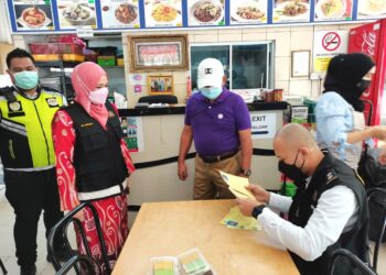 SUHAILA Osman (dua kiri) bersama kakitangan kesihatan melakukan pemeriksaan di salah sebuah restoran di Kota Kinabalu hari ini.