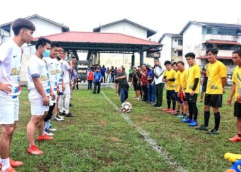 BUNG Moktar Radin (tengah) melakukan sepak mula bagi Kejohanan Bola Sepak di padang Taman Ungku Tun Aminah Skudai, semalam.