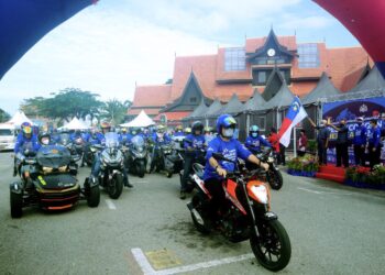 MUHAMMAD Jailani Khamis (depan) mengetuai Program Konvoi Semarak Pelancongan Melaka 2022 di pekarangan Menara Taming Sari, Banda Hilir, Melaka. - UTUSAN/RASUL AZLI SAMAD