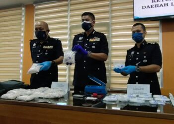 SHARIMAN Ashari (tengah) menunjukkan sebahagian daripada dadah yang dirampas di IPD Langkawi di Langkawi hari ini. - UTUSAN/NUR AMALINA AZMAN